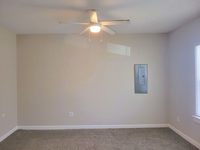 Building Photo - Remodeled rowhouse in Manchester