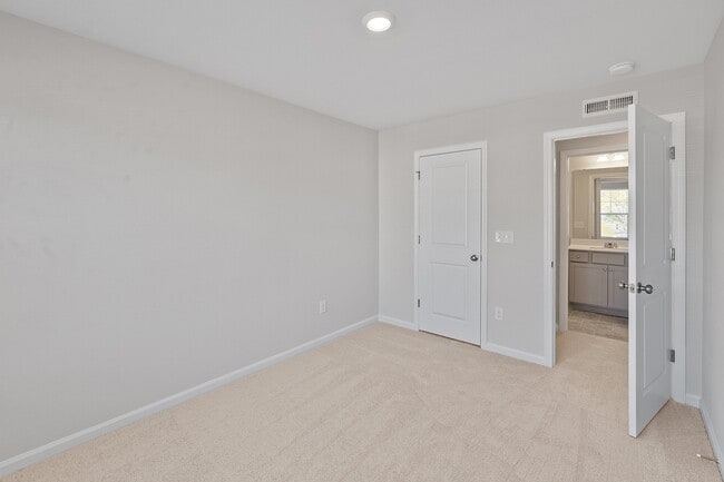 Building Photo - 130 Paramount Dr