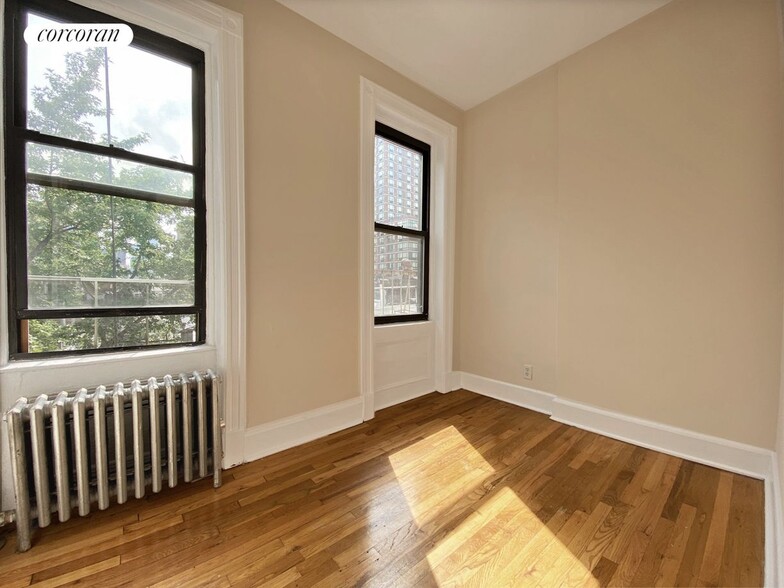 Building Photo - 454 W 57th St