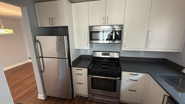 Building Photo - 866 Bellevue St SE