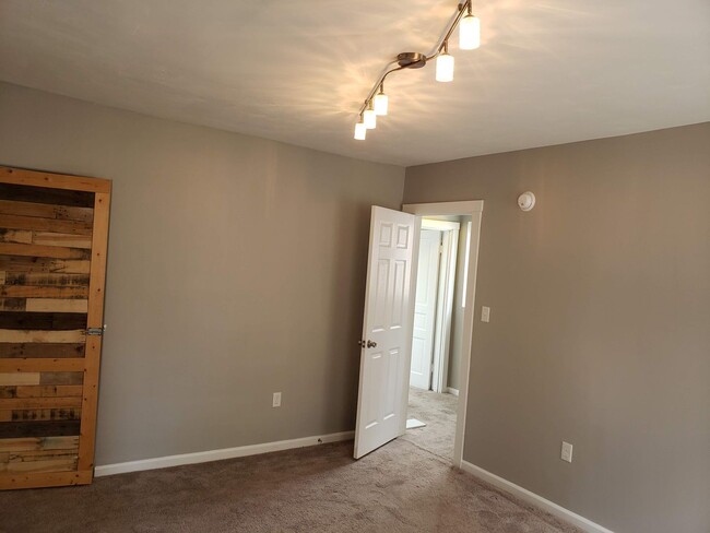 Building Photo - Remodeled 3 Bedroom 1 Bathroom House (Sout...