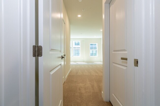 Building Photo - Elegant Townhome Living Near Herndon Conveniences