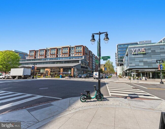 Building Photo - 1300 4th St SE