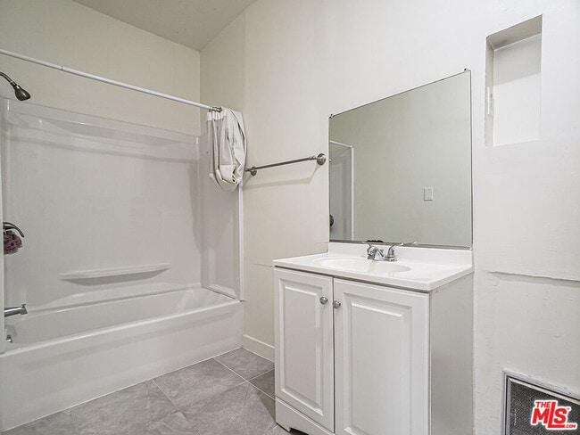 Building Photo - 336 S Wilton Pl