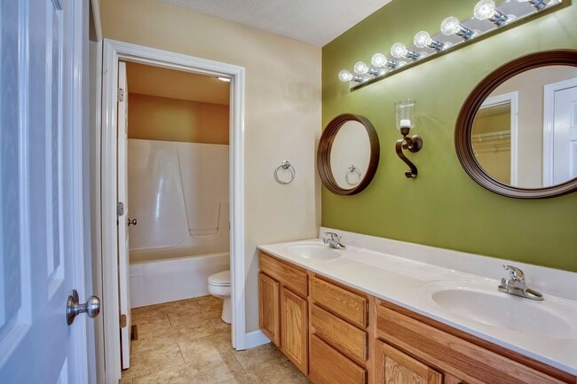 Building Photo - Beautiful Prairie Fields Townhouse — 3 Bed / 2.5 Bath + Loft