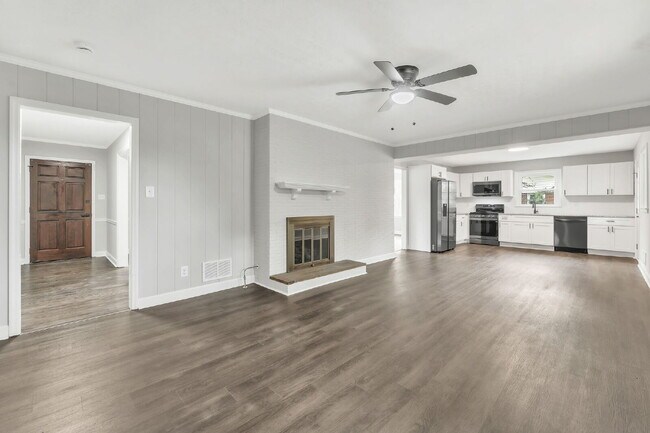 Building Photo - "Charming 3-Bedroom Spartanburg Retreat wi...