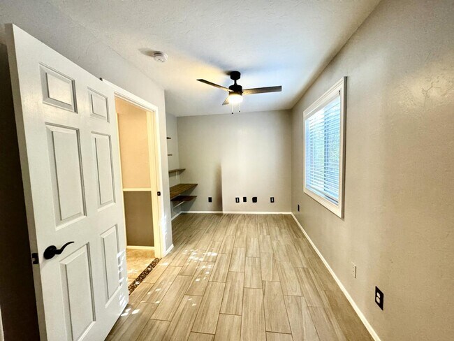 Building Photo - 12768 N Lantern Way