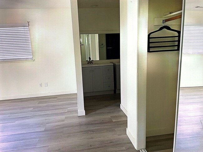 Building Photo - 2419 N Clark St