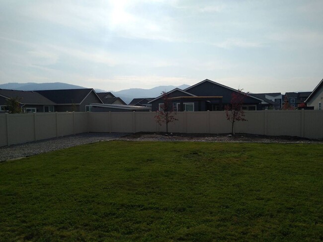 Building Photo - Beautiful 3-bedroom, 2-bath home at Woodbr...
