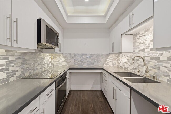 Building Photo - 2175 S Beverly Glen Blvd