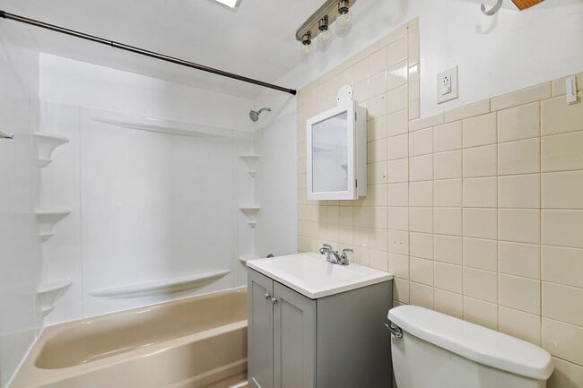 Building Photo - 1105 Woodlawn Cir