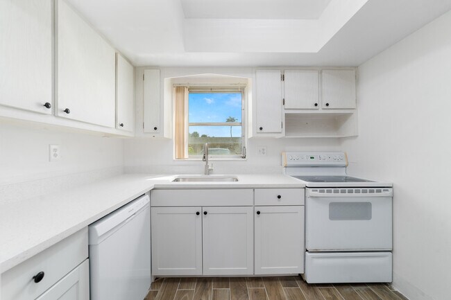 Building Photo - 2567 Dudley Dr W