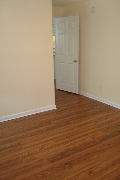 Building Photo - 425 Reavis Ave