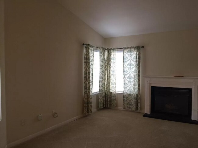 Building Photo - 10665 Cherry Hills Dr