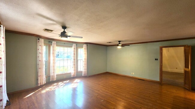 Building Photo - 3 Bed 1.5 Bath in the Coronado Heights 2nd Addn NW OKC