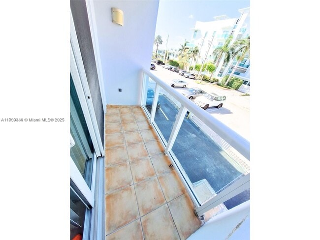 Building Photo - 2011 Bay Dr