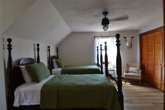 Building Photo - 2611 Primrose Dr