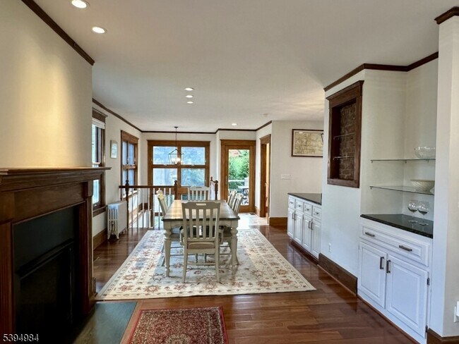 Building Photo - 12 Maple Ave