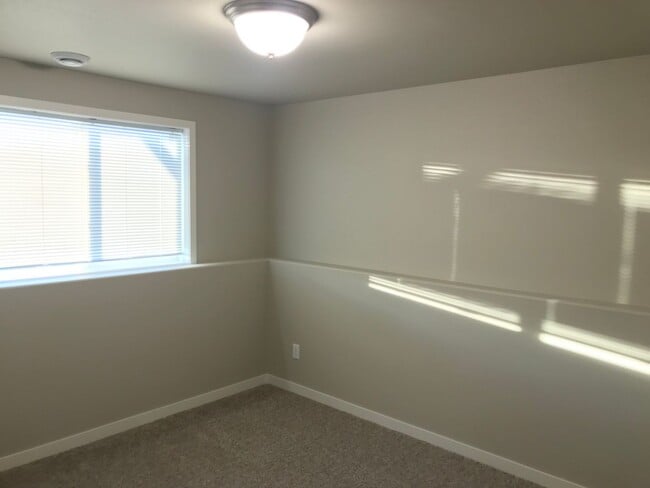 Building Photo - 4 Bed 2 Bath Single Family Home