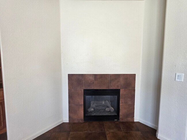 Building Photo - 3 bedroom with an extra office/den space in Modesto!