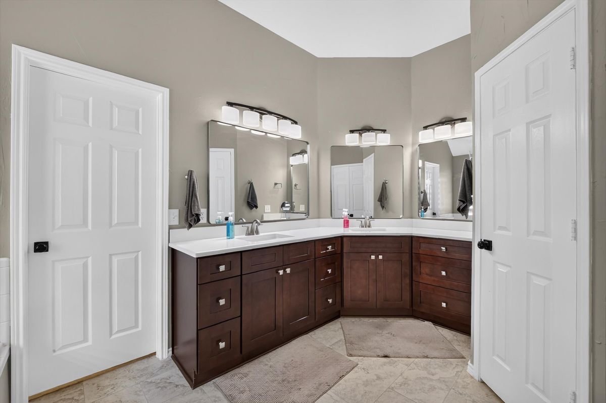 Building Photo - 9906 Ashmont Dr