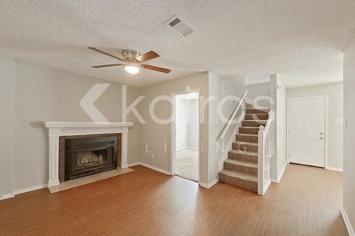 Building Photo - 834 Courtenay Pl