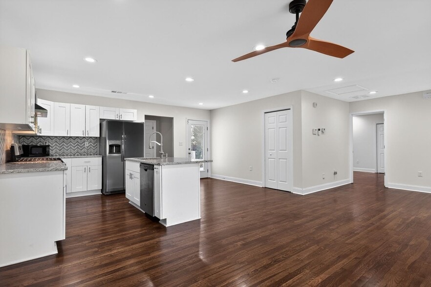 Building Photo - 3427 Jackson Dr