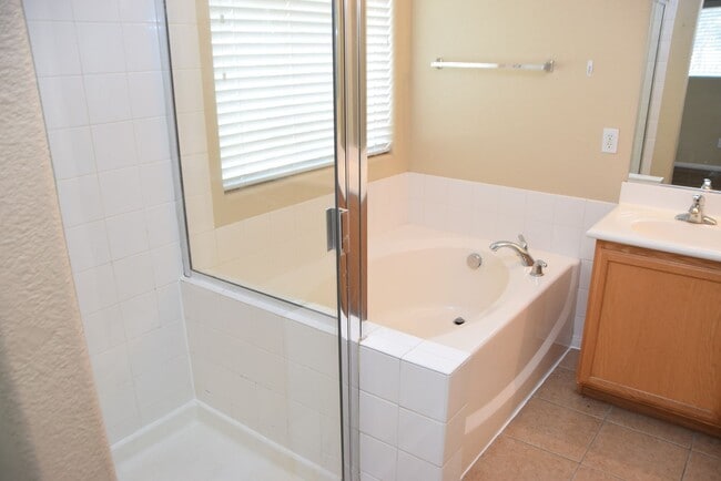 Building Photo - BEAUTIFUL 4 BEDROOM, 2.5 BATH SINGLE-FAMIL...