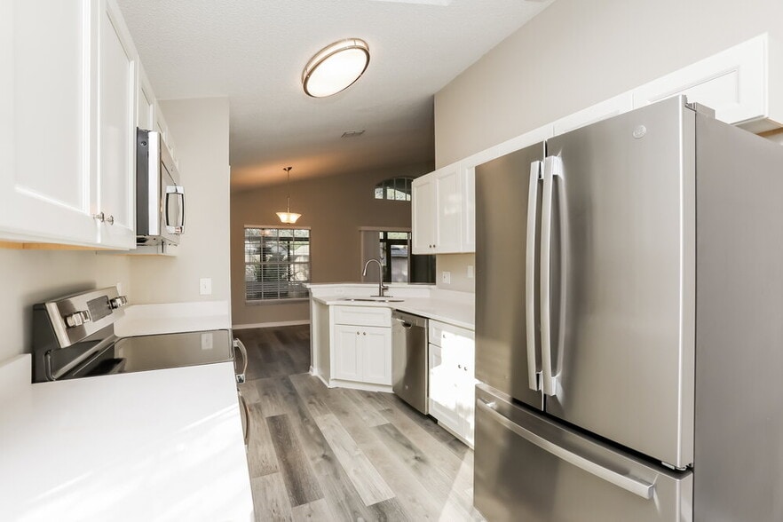 Building Photo - 1533 Oakwood Ct
