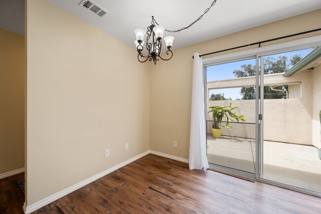 Building Photo - 885 Peregrine Ln