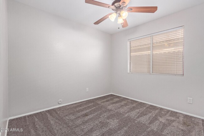 Building Photo - 208 E Devon Dr