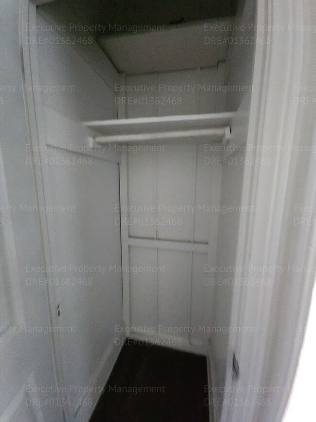 Building Photo - Move in ready. 3 bedrooms/ 1.5 bath, yard,...