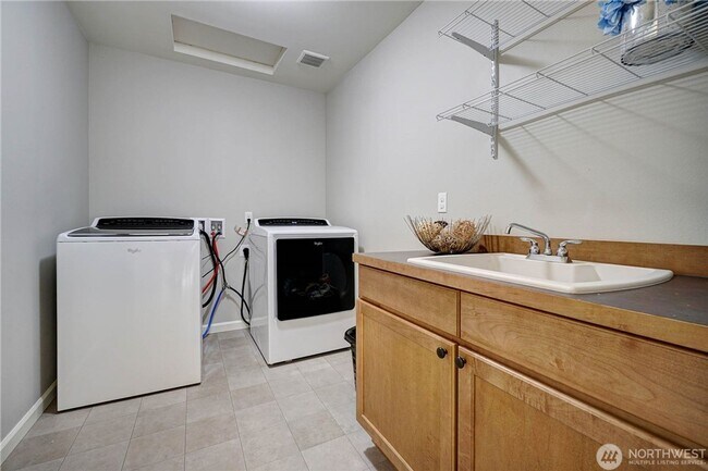 Building Photo - Stylish 5-Bed Home in Desirable Bothell ; ...