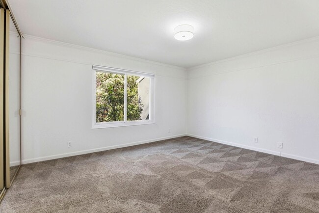 Building Photo - Freshly Renovated Single-Family Townhouse for Rent