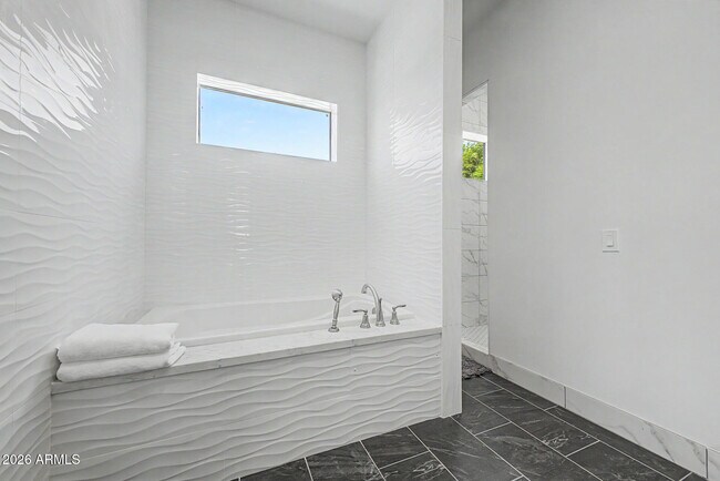 Building Photo - 3526 E Hazelwood St