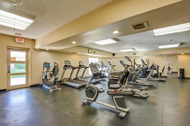 Building Photo - Beautiful 55+ Ahwatukee neighborhood spaci...