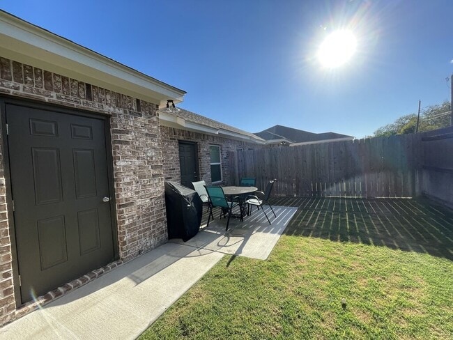 Building Photo - 3301 Belmont Dr