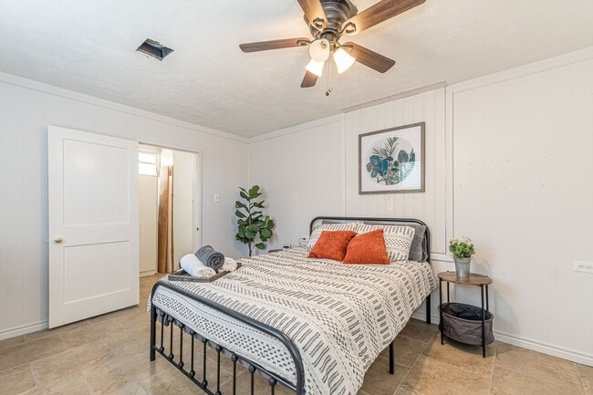 Building Photo - 409 Aero Ave