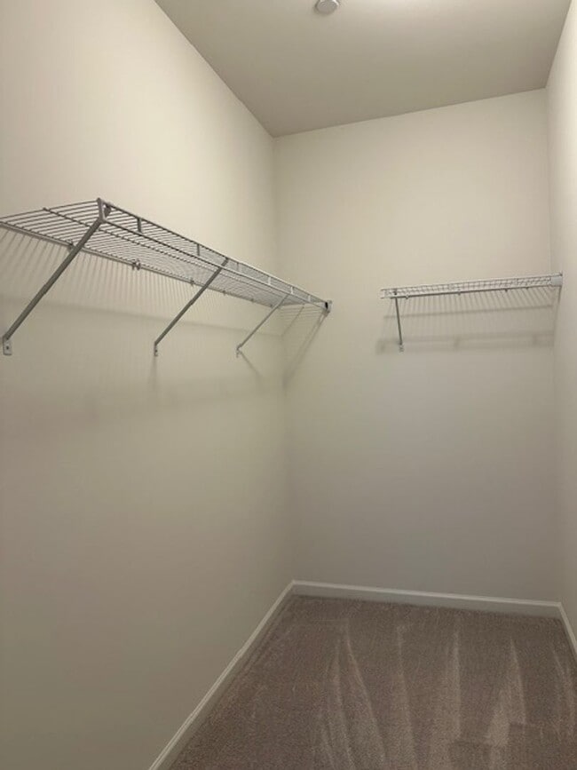 Building Photo - 7884 Oakbrook Dr