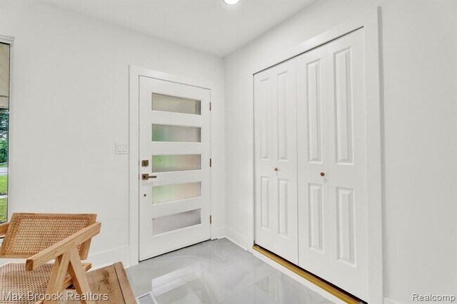 Building Photo - 7011 White Pine Dr