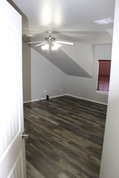 Building Photo - 505 SW 121st Pl