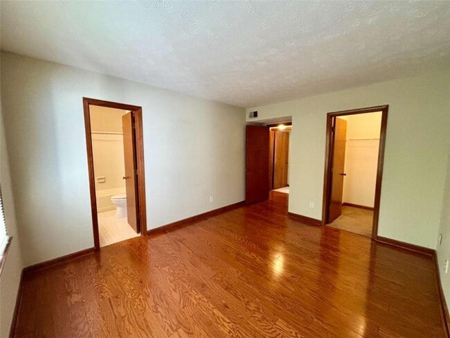 Building Photo - 666 Stratford Green