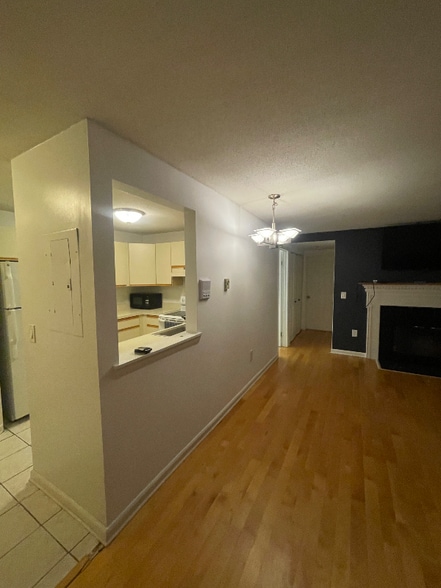 Primary Photo - 82 Longview St