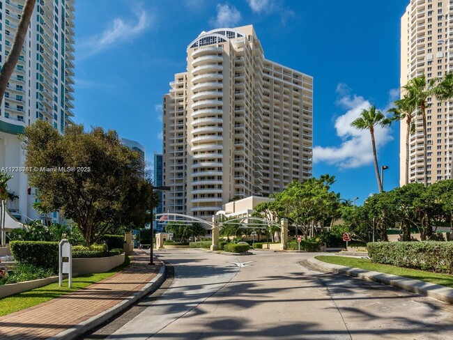 Building Photo - 888 Brickell Key Dr