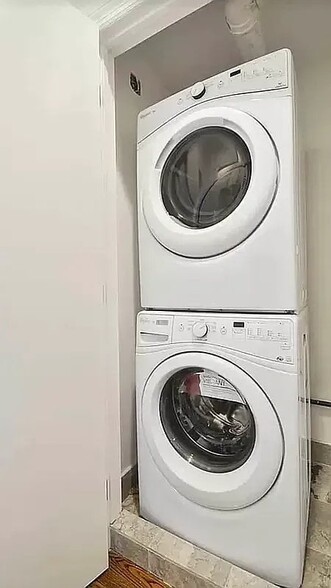 Building Photo - 407 E 6th St