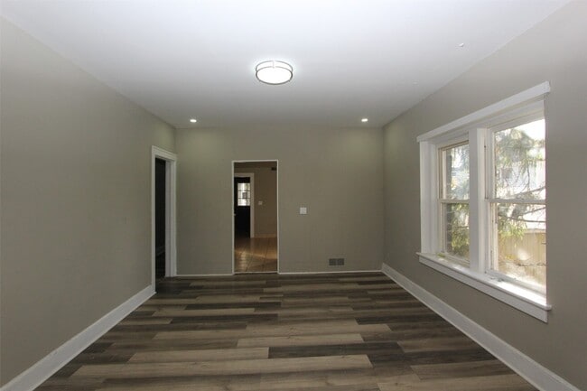 Building Photo - 12 George St