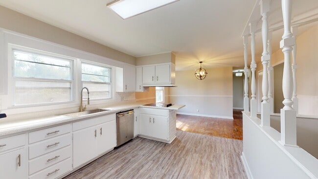 Building Photo - Ranch home close to Parkway