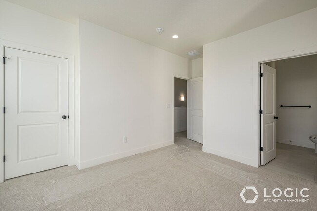 Building Photo - 1452 W Cook Ln