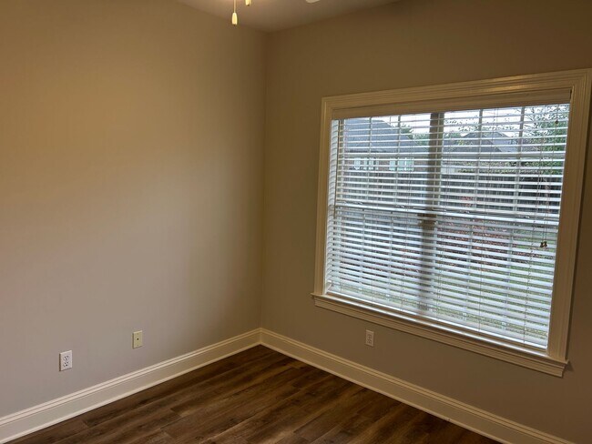 Building Photo - 3069 Roseleigh Dr