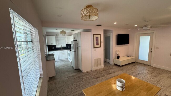 Building Photo - 414 9th Ave N